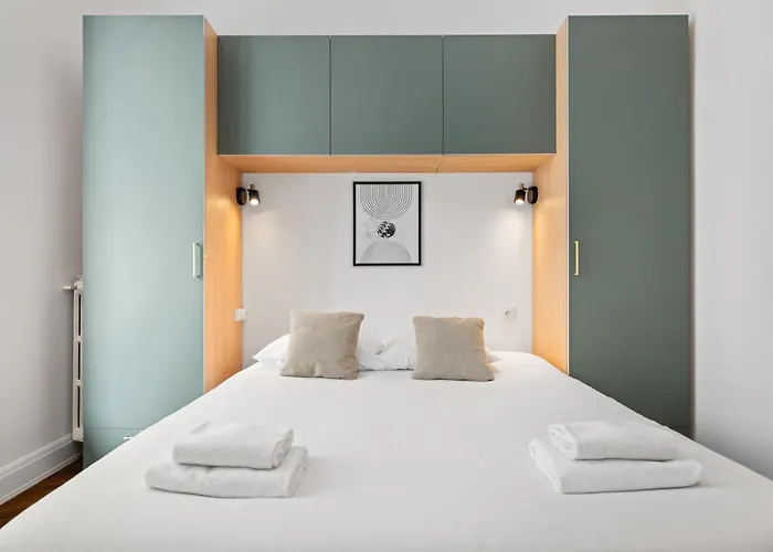 Chic 2-room - Place Du Pin Apartman *